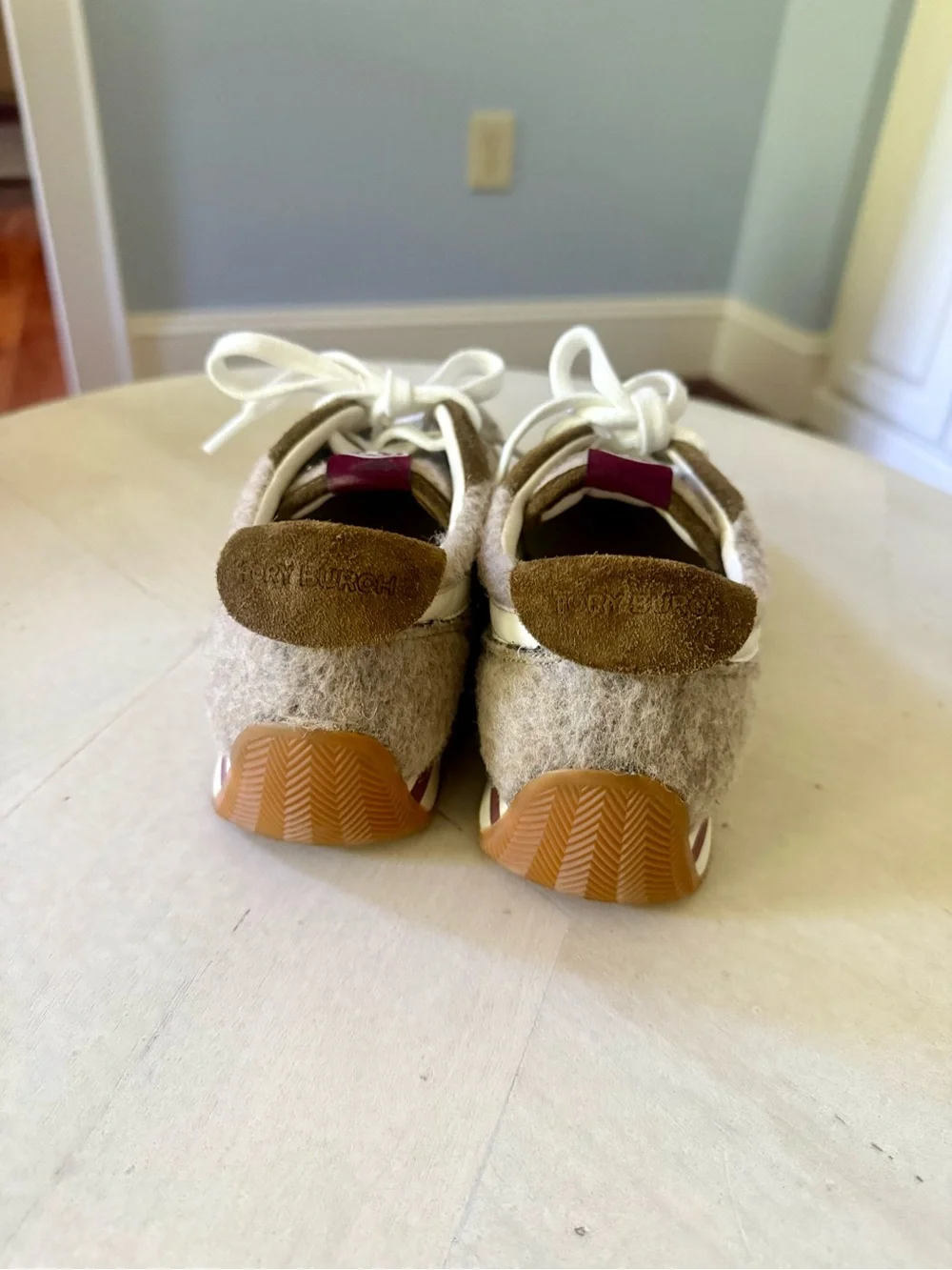 Like New Tory Burch Hank Lace Up Sneaker Size 7.5 🍂🍁🍂